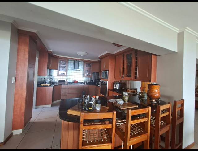 6 BEDROOM HOUSE FOR SALE IN DA NOVA